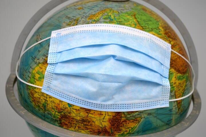 WHO चे संचालक डॉ. टेड्रोस अधानोम गेब्रेयसस यांनी बुधवारी जिनिव्हा येथे पत्रकारांशी सवांद साधला. यावेळी त्यांनी लोकांना सावध होण्याचा सल्ला दिलाय. तसेच कोरोनाचं संकट अद्याप संपलं नसल्याचेही त्यांनी सांगितलं.