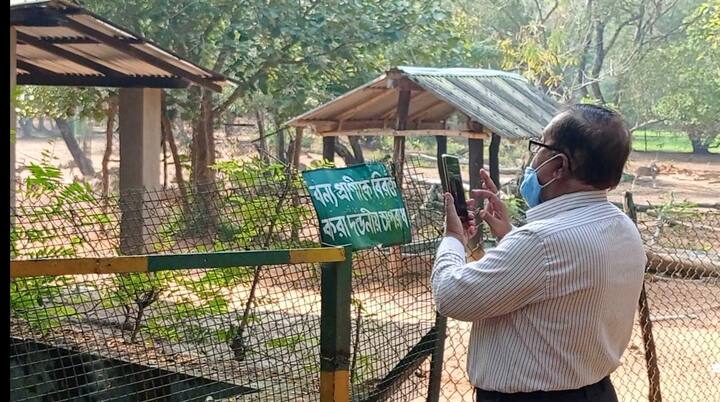 স্বভাবতই সেই উদ্যানেও ধীরে ধীরে ভিড় জমাচ্ছেন পর্যটকেরা। ক্যামেরাবন্দি করছেন প্রাণীদের।