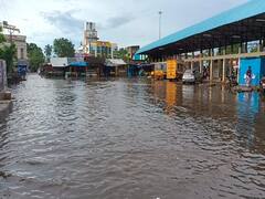 திருவாரூரில் ஒரே இரவில் 10 செ.மீ மழை - வெள்ளக்காடான பேருந்து நிலையம், மூழ்கிய ரயில் தண்டவாளம்