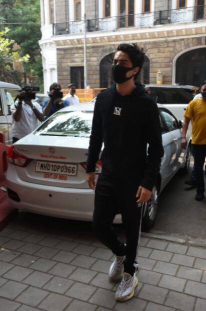 ক্রুজে মাদককাণ্ডে শাহরুখ পুত্রকে গত ৩ অক্টোবর গ্রেফতার করেছিল এনসিবি। ৭ অক্টোবর থেকে জেলে ছিলেন আরিয়ান। বেশ কয়েকবার তাঁর জামিনের আবেদন খারিজ হয়।