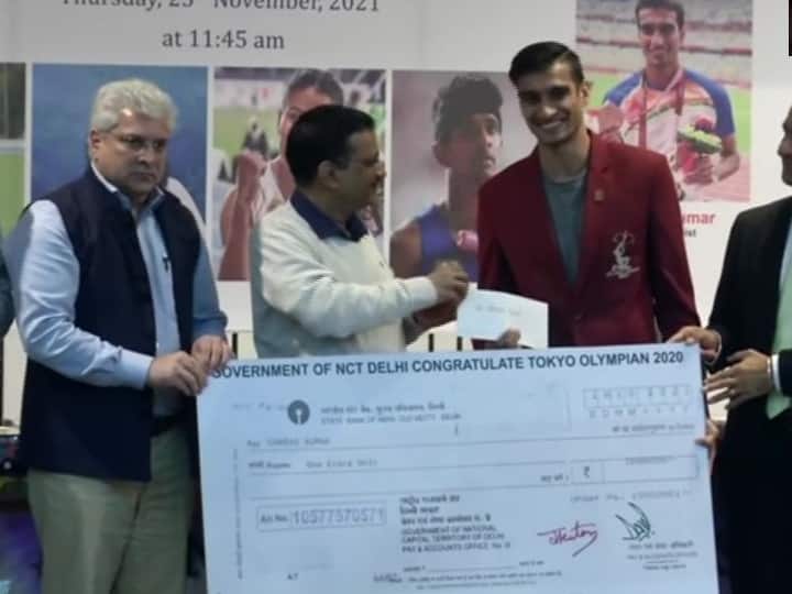 CM Arvind Kejriwal felicitated players of Tokyo Olympics 2020 Arvind Kejriwal: दिल्ली के सीएम अरविंद केजरीवाल ने टोक्यो ओलंपिक 2020 के खिलाड़ियों को किया सम्मानित