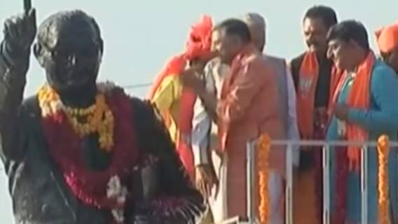 ગાંધીનગરઃ વિધાનસભા પરિસરમાં બાબા સાહેબની પ્રતિમાને ફુલહાર કરી બંધારણ દિવસની કરાઈ ઉજવણી