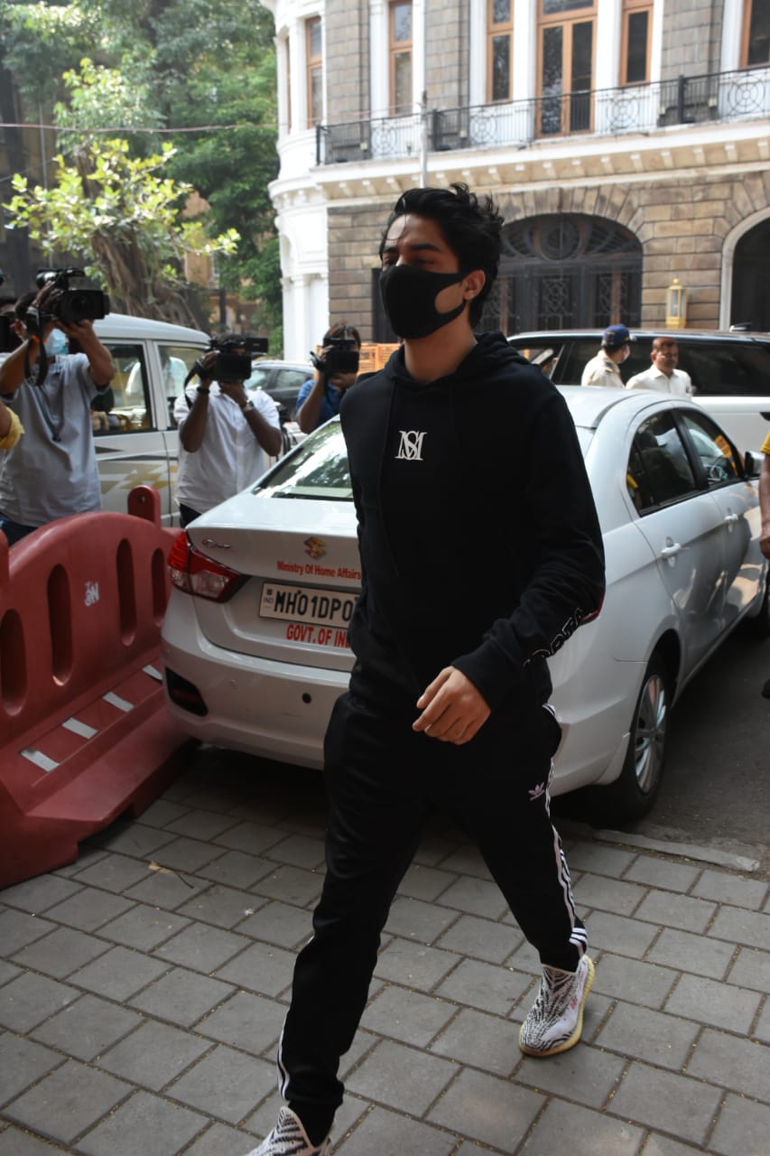 Shah Rukh Khan wore their son Aryan s hoodie??