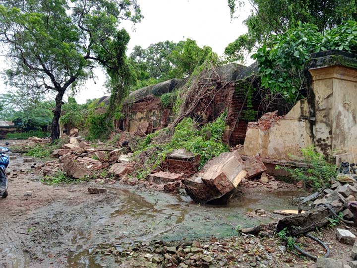 தஞ்சையில் சரபோஜி மன்னரால் கட்டப்பட்ட அன்னதான சத்திரம் - கனமழையால் இடிந்து விழுந்தது