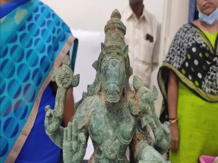 Statue of hayagreevar reaches on the shore in the flood waters of Kanchipuram காஞ்சிபுரம் : பாலாற்று வெள்ளத்தில் கரை ஒதுங்கிய ஹயக்ரீவர் சிலை.. கருவூலத்தில் ஒப்படைப்பு..