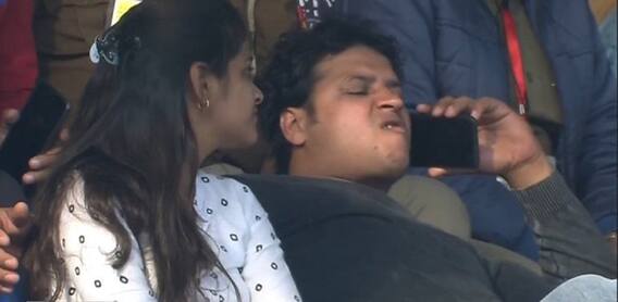 Viral Video: મોઢામાં ગુટખા, હાથમાં ફોન... કાનપુર ટેસ્ટના પહેલા દિવસે આ વીડિયો થયો વાયરલ Viral Video: મોઢામાં ગુટખા, હાથમાં ફોન... કાનપુર ટેસ્ટના પહેલા દિવસે આ વીડિયો થયો વાયરલ