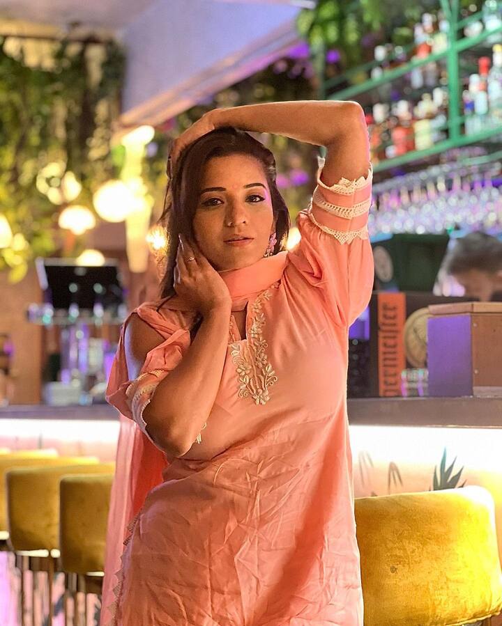 मोनालिसा ने स्टाइलिश ईयररिंग्स और बिंदी के साथ अपने लुक को पूरा किया है. मोनालिसा की खूबसूरती में उनकी बिंदी ने और चार चांद लगा दी है.
