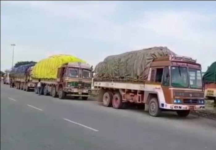 No entry for AP Paddy Load lorries in Telangana .. lorries parked at the borders! AP Vs Telangana :  ఏపీ వరి ధాన్యం లారీలకు తెలంగాణలో నో ఎంట్రీ .. సరిహద్దుల్లో నిలిచిన లారీలు !