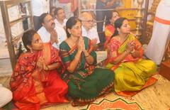 In Pics: దిల్‌సుఖ్‌నగర్ అమ్మవారి ఆలయంలో ఎమ్మెల్సీ కవిత పూజలు.. మంత్రులు, ఎమ్మె్ల్యేలు హాజరు