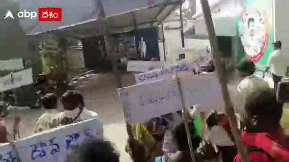 SriKakulam : పంచాయతీ కార్యాలయంను ముట్టడించిన పందుల పెంపకం దారులు