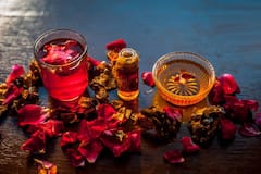 Benefits of Rose Water: প্রাকৃতিক টোনার, ত্বক সতেজ রাখতে গোলাপ জলের জুড়ি মেলা ভার