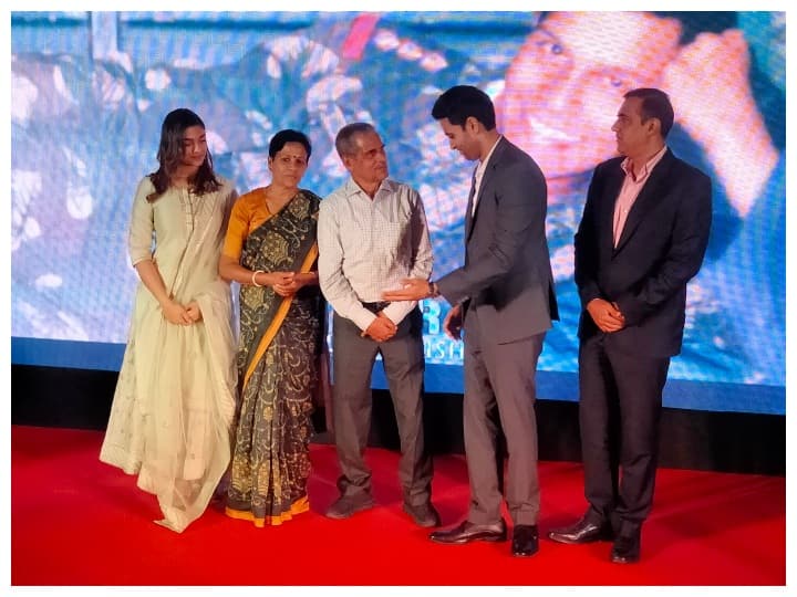 Martyr Major Sandeep parents attended press conference related to the film 'Major' on the life of  Major Sandeep Unnikrishnan in Mumbai terror attack ANN 26/11 Mumbai Attack: शहीद मेजर संदीप की याद में आंसू नहीं रोक पाईं मां, संदीप उन्नीकृष्णन पर बन रही है फिल्म 'मेजर'