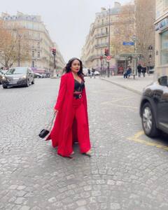 Neha Kakkar Photos: पेरिस की गलियों में कुछ इस तरह जलवे बिखेरती दिखीं नेहा कक्कड़, कैमरे में कैद हुआ ग्लैमरस अंदाज
