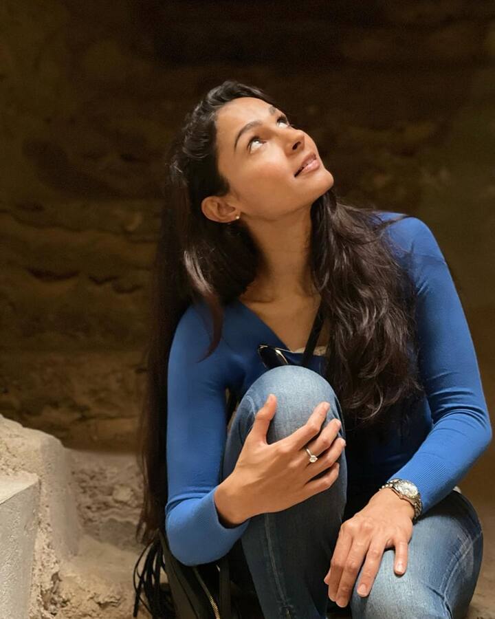மாலை நேரம் மழைத்தூரும் காலம் என் ஜன்னல் ஓரம் நிற்க்கிறேன்