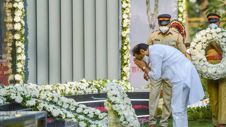 মহারাষ্ট্রের মুখ্যমন্ত্রী উদ্ধব ঠাকরেও শহিদ বেদিতে মাল্যদান করে শ্রদ্ধা জানান।