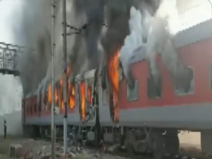 madhya pradesh Morena Udhampur Durg Express coaches reported fire Hetampur Railway Station Indian railways Udhampur-Durg Express Coaches: MP के मुरैना में उधमपुर-दुर्ग एक्सप्रेस में लगी भीषण आग, बोगियां जलीं, Video