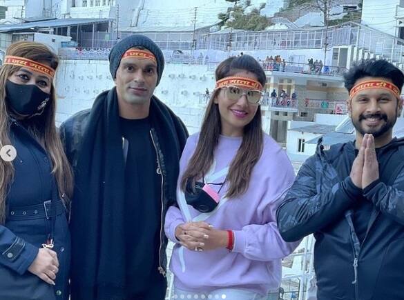তাই কাজের মাঝে একটু ছুটি পেতেই কর্ণ সিংহ গ্রোভার এবং বিপাশা বসু বেরিয়ে পড়লেন। বৈষ্ণদেবীর মন্দির দর্শনে দেখা গেল দুই তারকাকে।
