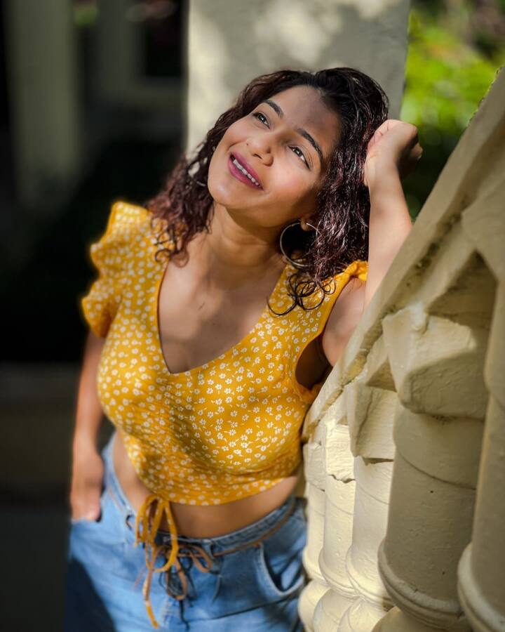 सोशल मीडियावर सक्रिय राहत ती नेहमी तिचे स्टायलिश आणि लेटेस्ट फोटो चाहत्यांसोबत शेअर करत असते.चाहतेही उर्मिलाच्या फोटोवर फिदा होत असतात.(photo:urmilakothare/ig)