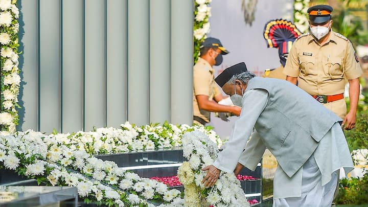 মহারাষ্ট্রের গভর্নর ভগত সিংহ কোশিয়ারি, উপ মুখ্যমন্ত্রী অজিত পাওয়ার এবং স্বরাষ্ট্রমন্ত্রী দিলীপ ওয়ালসে পাতিল সন্ত্রাসী হামলায় যাঁরা প্রাণ হারিয়েছেন তাঁদের প্রতি শ্রদ্ধা জানিয়েছেন।