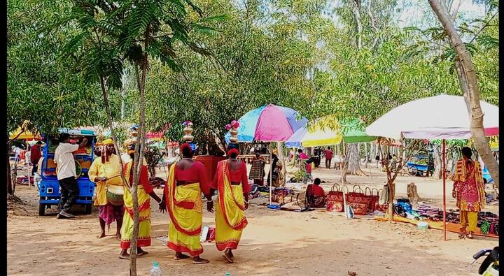 শীত পড়তেই পর্যটকদের ঢল নামল শান্তিনিকেতনে। হালকা ঠান্ডায় ছুটি কাটাতে হাজির শহরবাসী।