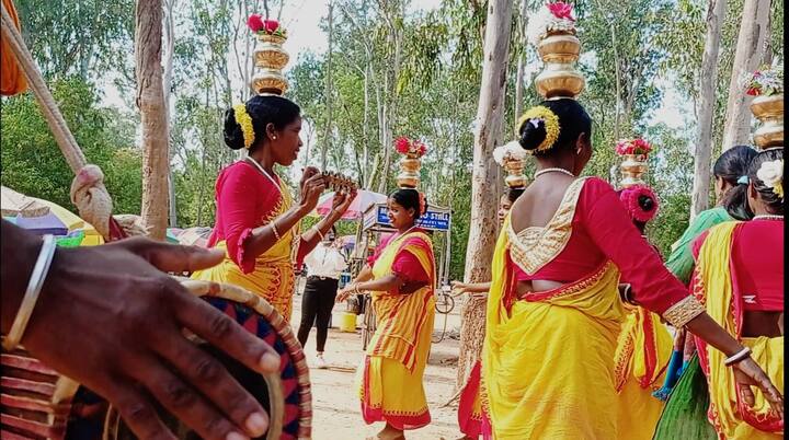 তবে ভিড় যেমন বাড়ছে তেমনই সচেতনতা হারাচ্ছে কখনও কখনও৷ মাস্ক ছাড়াও উল্লাসে মাতছেন একাধিক পর্যটক।