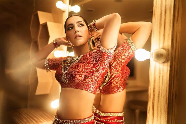 టాలీవుడ్ లో హీరోయిన్ గా ఎన్నో సినిమాలు చేసింది రాశిఖన్నా. కానీ స్టార్ స్టేటస్ ని మాత్రం అందుకోలేకపోయింది. (Courtesy : Instagram)