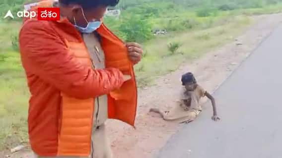 Police Help: చలితో వణకుతోన్న అనాథ వృద్ధురాలికి తన వంతుసాయం