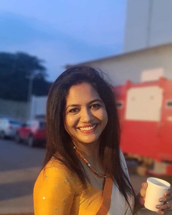 కేవలం గాయినిగా మాత్రమే కాదు డబ్బింగ్ ఆర్టిస్టుగా, యాంకర్ గా కూడా తన సత్తా చాటుతోంది. (Image credit: Instagram)