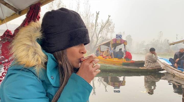 స్క్రీన్ పై వయసుకి మించిన పాత్రలు చేస్తున్న ప్రశాంతి.. ఎప్పటికప్పుడు ఇన్ స్టా గ్రామ్ లో ఫొటోస్ షేర్ చేస్తుంటుంది. ఈ మధ్య కాలంలో కశ్మీర్ సహా పలు చోట్ల ప్రకృతి అందాలను ఆస్వాదించిన ప్రశాంతి ఆ పిక్స్ తన సోషల్ మీడియా అకౌంట్లో షేర్ చేసింది.