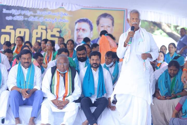 దీక్షలో మాట్లాడుతున్న కాంగ్రెస్ నేత కోదండరెడ్డి