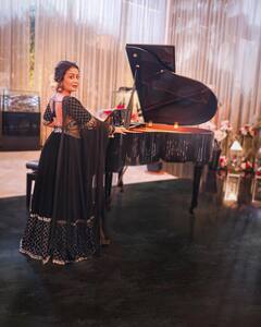 Neha Kakkar Photos: ब्लैक लहंगा-चोली पहन बला की खूबसूरत लग रही हैं Neha Kakkar, यकीन न हो तो खुद ही देख लें ये तस्वीरें