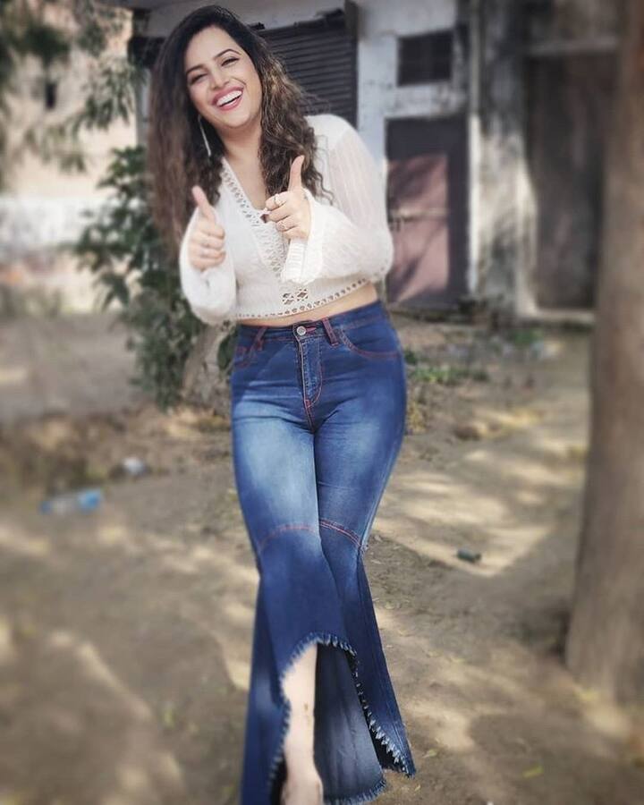 शिविका धवन भोजपुरी दर्शकों के बीच काफी पॉपुलर हैं. वह कई फिल्मों में अपने अभिनय से लोगों का दिल जीत चुकी हैं. शिविका अकसर जींस में नजर आती हैं.