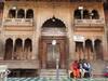 Mathura: वृन्दावन के बांके बिहारी मंदिर में श्रद्धालुओं को जबरन चंदन-टीका लगाने पर रोक