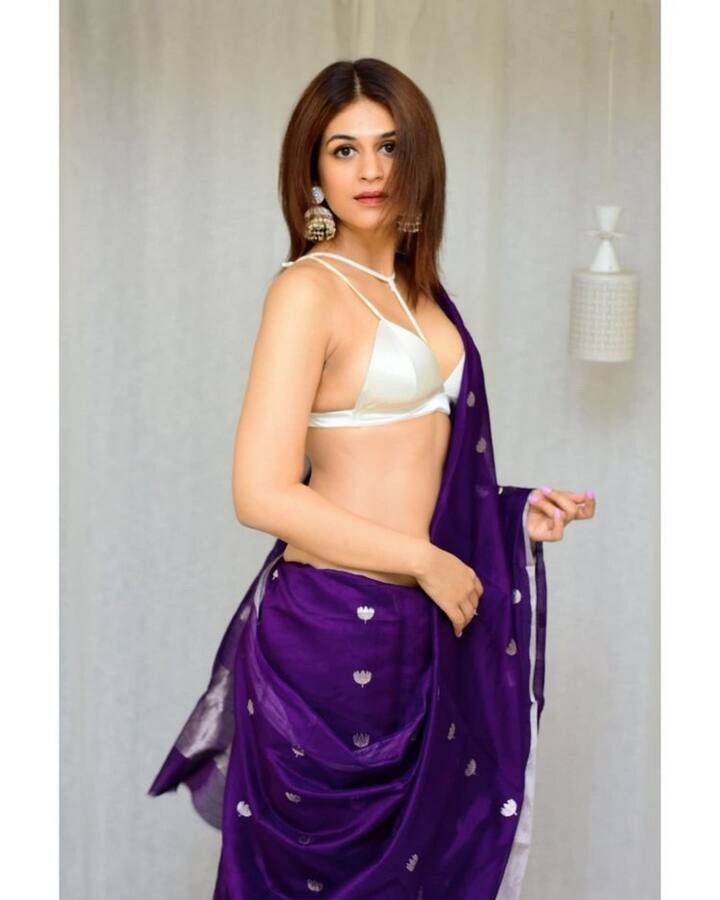 సోషల్ మీడియాలో ఈ బ్యూటీ చాలా యాక్టివ్ గా ఉంటుంది. తాజాగా ఆమె షేర్ చేసిన ఫోటోలు ఇప్పుడు వైరల్ అవుతున్నాయి. (Photo Courtesy: Instagram)