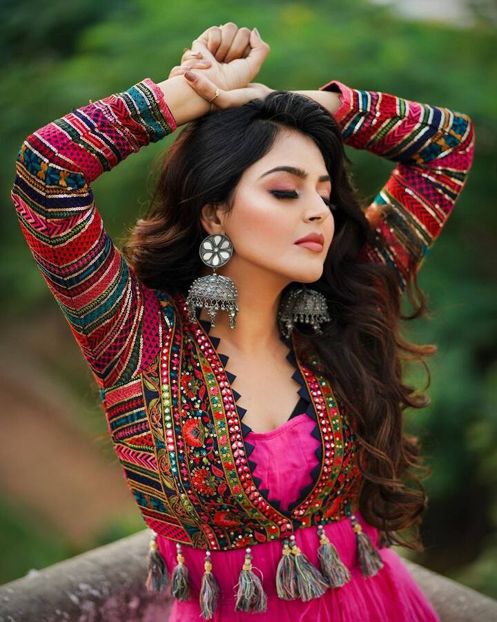 బిగ్ బాస్ రూపంలో ఆమెకు అదృష్టం కలిసొచ్చింది. తెలుగు ప్రేక్షకుల్లో బాగానే క్రేజ్ పెంచుకుంది. బుల్లితెరపై అవకాశాలను చేజిక్కించుకుంది. అలాగే ఓ స్పెషల్ సాంగ్ కూడా చేసింది.(Image credit: Monal Gajjar/Instagram)