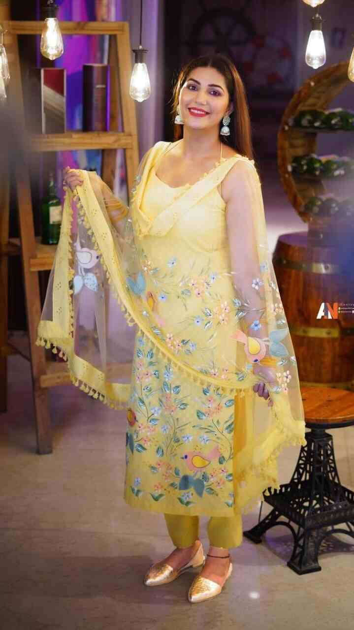 सपना चौधरी के लिए देसी क्वीन बनने का सफर बहुत ही मुश्किल भरा रहा है. उनका जन्म दिल्ली के पास स्थित महिपालपुर में हुआ था. सपना ने महज 11 साल की उम्र में ही अपने पिता को खो दिया था. और घर की जिम्मेदारियों का बोझ भी उन्हीं के कंधे पर आ गया था. घर चलाने के लिए सपना ने 12 साल की छोटी सी उम्र में ही छोटे-मोटे फंक्शन में डांस करना शुरू कर दिया.