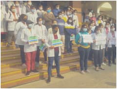 Resident Doctors Of Safdarjung Hospital, LHMC Among Others Join Nationwide Protest Over NEET-PG Counselling