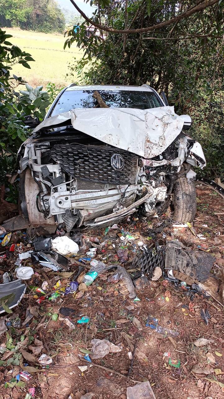 या अपघातात कारचं मोठ्या प्रमाणात नुकसान झालं आहे. सुदैवानं यात कोणालाही दुखापत झालेली नाही.
