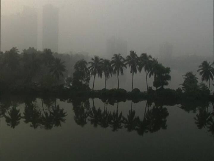 কলকাতায় তাপমাত্রা স্বাভাবিকের থেকে ১ ডিগ্রি বেশি হলেও  ভোরে ও রাতে ফিরল শীতের আমেজ।