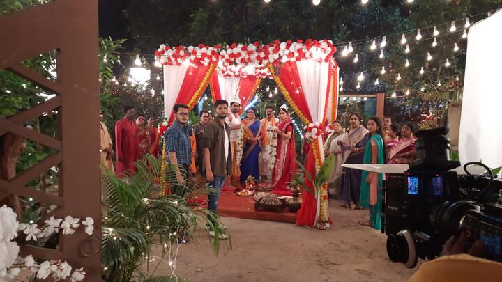 জি বাংলার জনপ্রিয় ধারাবাহিক 'উমা'-এ এখন হইহই কাণ্ড। উমার দিদি সোমার বিয়ে বলে কথা।