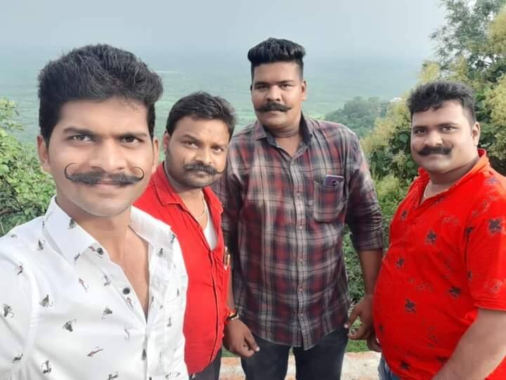 four men from same family in Indore mp are having stylish Mustache also popular among people ANN Indore News: अपनी मूंछों के चलते शहर भर में मशहूर है ये परिवार, जहां भी जाते हैं लोग लेने लगते हैं सेल्फी