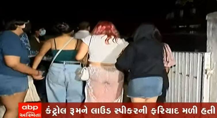 9 girls and 4 youth  arrested Caught drunk from Gandhinagar ગાંધીનગરમાં દારૂની મહેફીલ પર પોલીસ ત્રાટકી, 9 યુવતી અને 4 યુવકો ઝડપાયા