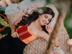 Amritha Aiyer pics: குடையின் கீழ் ஆரஞ்ச் டிரஸ்ஸில் கிளாமரில் கலக்கும் அம்ரிதா..!