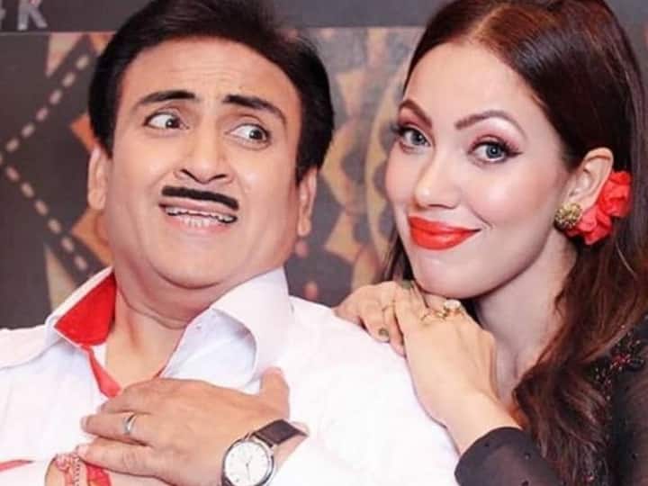 टेलीविजन का चर्चित कॉमेडी सीरियल 'तारक मेहता का उल्टा चश्मा' पिछले 13 सालों से दर्शकों का मनोरंजन करता आ रहा है. इस सीरियल में काम करने वाले सितारों को भी शो की वजह से जबरदस्त पहचान मिली है. कई कलाकारों को असल ज़िंदगी में अब उनके किरदारों के नाम से ही पहचाना जाने लगा है. इन किरदारों को निभाने के लिए ये कलाकार अच्छी खासी फीस भी लेते हैं. नजर डालते हैं उन्हें प्रति एपिसोड मिलने वाली फीस पर...