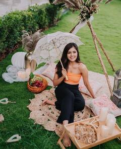 Amritha Aiyer pics: குடையின் கீழ் ஆரஞ்ச் டிரஸ்ஸில் கிளாமரில் கலக்கும் அம்ரிதா..!