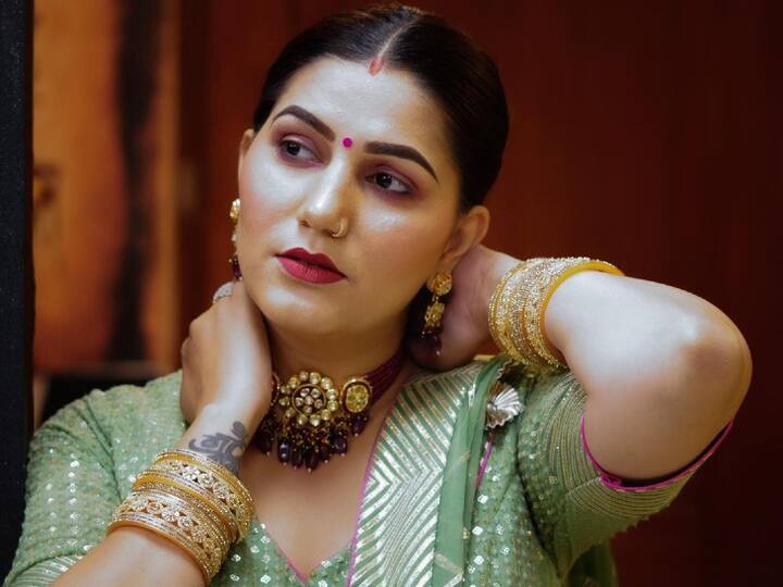 घर चलाने के लिए सपना ने डांस शुरू किया तो उनकी पढ़ाई बीच में ही रूक गई. उन्होंने सिर्फ 8वीं क्लास तक ही पढ़ाई की है. कई साल तक सपना ने छोटे-छोटे फंक्शन में स्टेज परफोर्मेंस दी और उन्हें एल्बम सॉलिड बॉडी से बड़ा ब्रेक मिला. यहीं से सपना की कामयाबी का सफर शुरू हुआ और उन्होंने फिर कभी पीछे मुड़कर नहीं देखा.