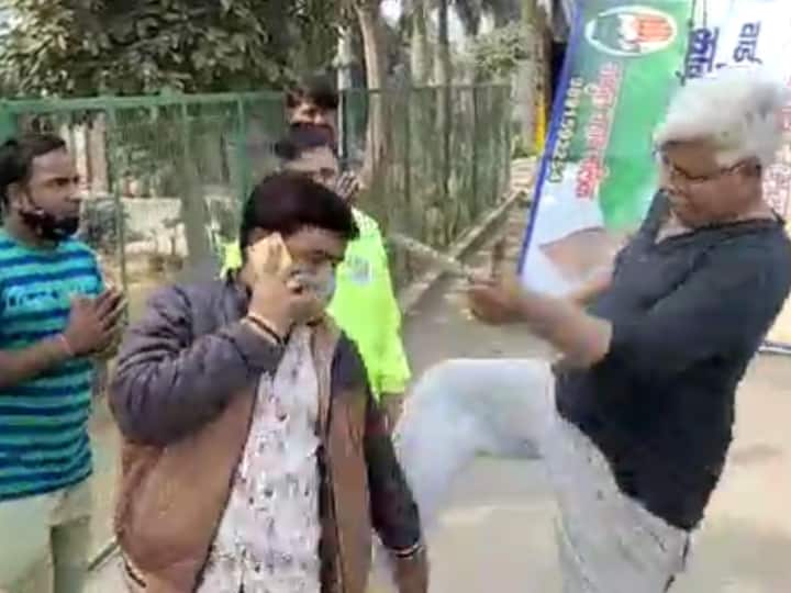 Ex-Congress MLA: पूर्व कांग्रेस विधायक ने SDMC कर्मचारियों को पीटा और गालियां दीं, दिल्ली पुलिस ने दर्ज की FIR FIR register against Delhi Ex Congress MLA caning abusing SDMC staff Ex-Congress MLA: पूर्व कांग्रेस विधायक ने SDMC कर्मचारियों को पीटा और गालियां दीं, दिल्ली पुलिस ने दर्ज की FIR