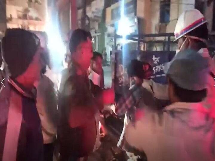 Bihar News: कार चालक की थोड़ी सी भूल, फिर पुलिस और पब्लिक ने एक साथ दे दी सजा Bihar: Inspector and traffic policeman beat car driver in phulwari sharif ann Bihar News: कार चालक की थोड़ी सी भूल, फिर पुलिस और पब्लिक ने एक साथ दे दी सजा