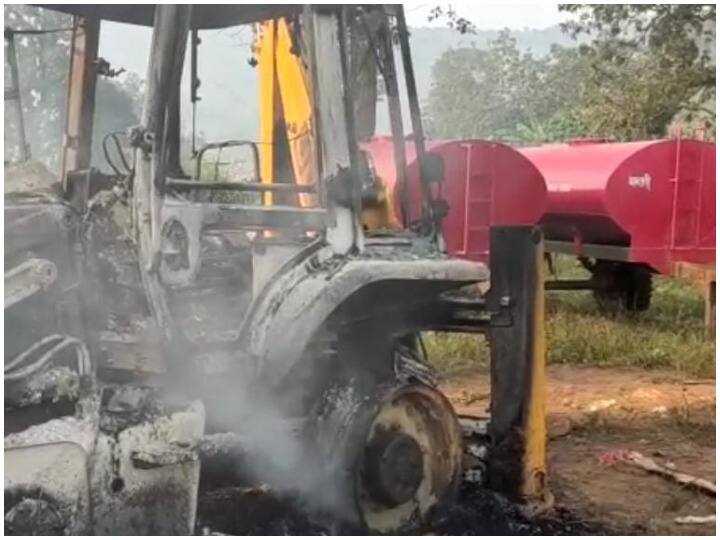 Chhattisgarh Naxalites brutally murdered sarpanch in Narayanpur ANN Chhattisgarh: नारायणपुर में नक्सलियों ने मचाया उत्पात, सरपंच पति की निर्मम हत्या कर जेसीबी मशीन को किया आग के हवाले