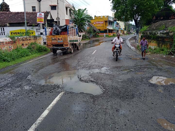 கும்பகோணத்தில் கனமழையால் சாலையில் விழுந்த 100 ஆண்டு பழமையான புளியமரம்